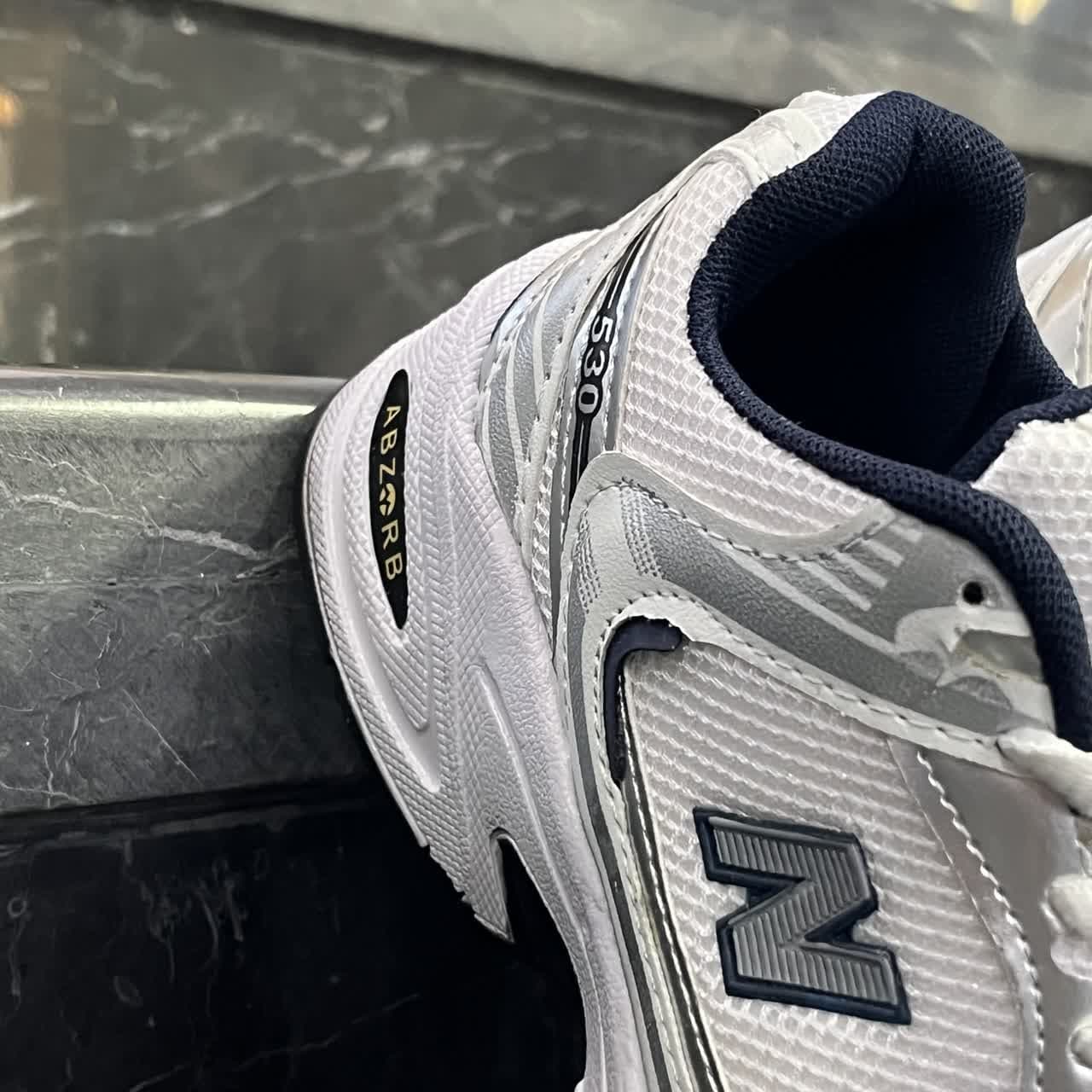 کفش کتانی مردانه و زنانه نیوبالانس 530 سفید سرمه ای NEW BALANCE 530