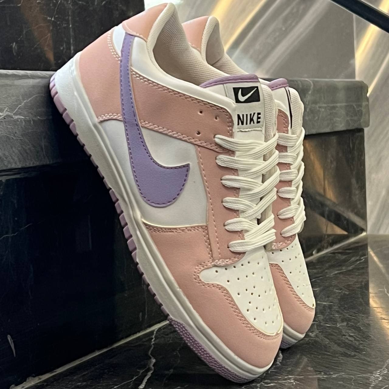 کفش کتانی زنانه نایک جردن 1 سفید صورتی تک سایز 37 حراجی Nike Jordan 1