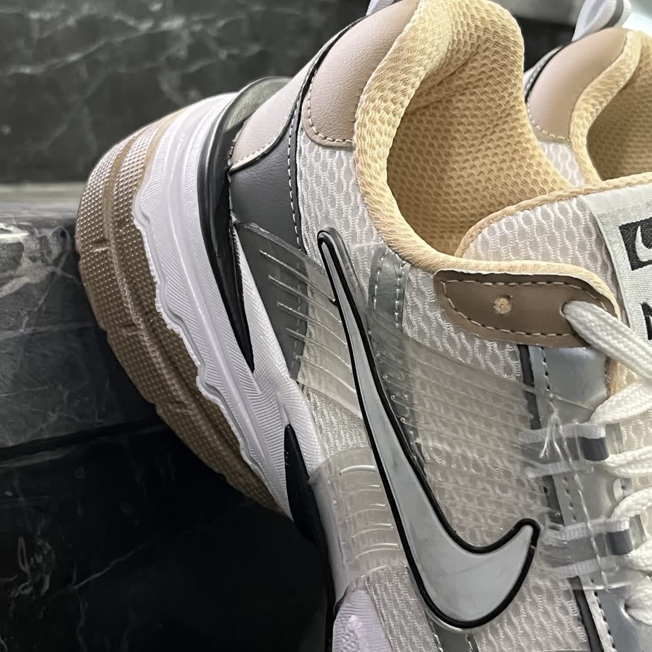 کفش کتانی مردانه رانینگ نایک V2k سفید قهوه ای NIKE V2K