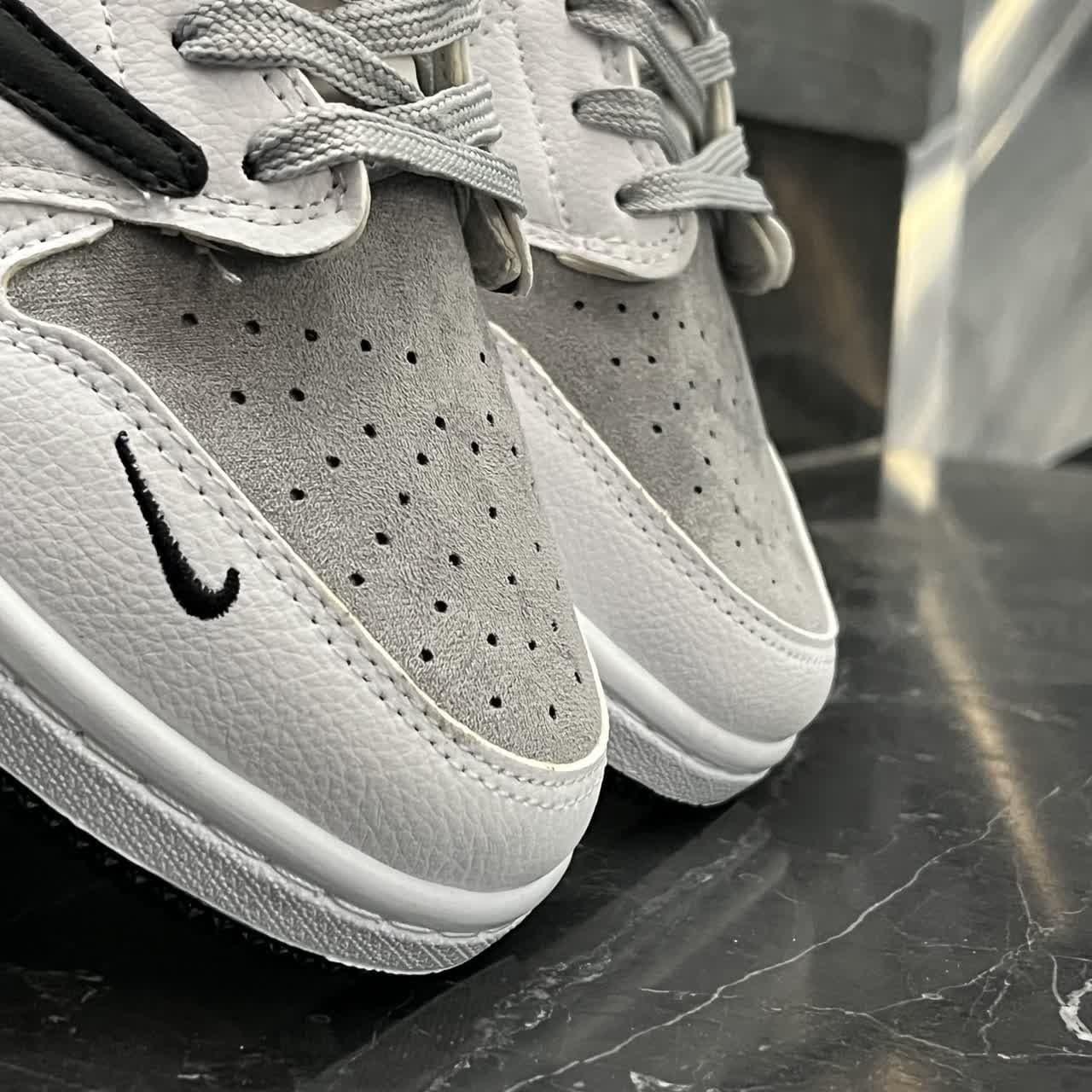 کفش کتانی مردانه نایک ترویس طوسی سفید NIKE travis scott