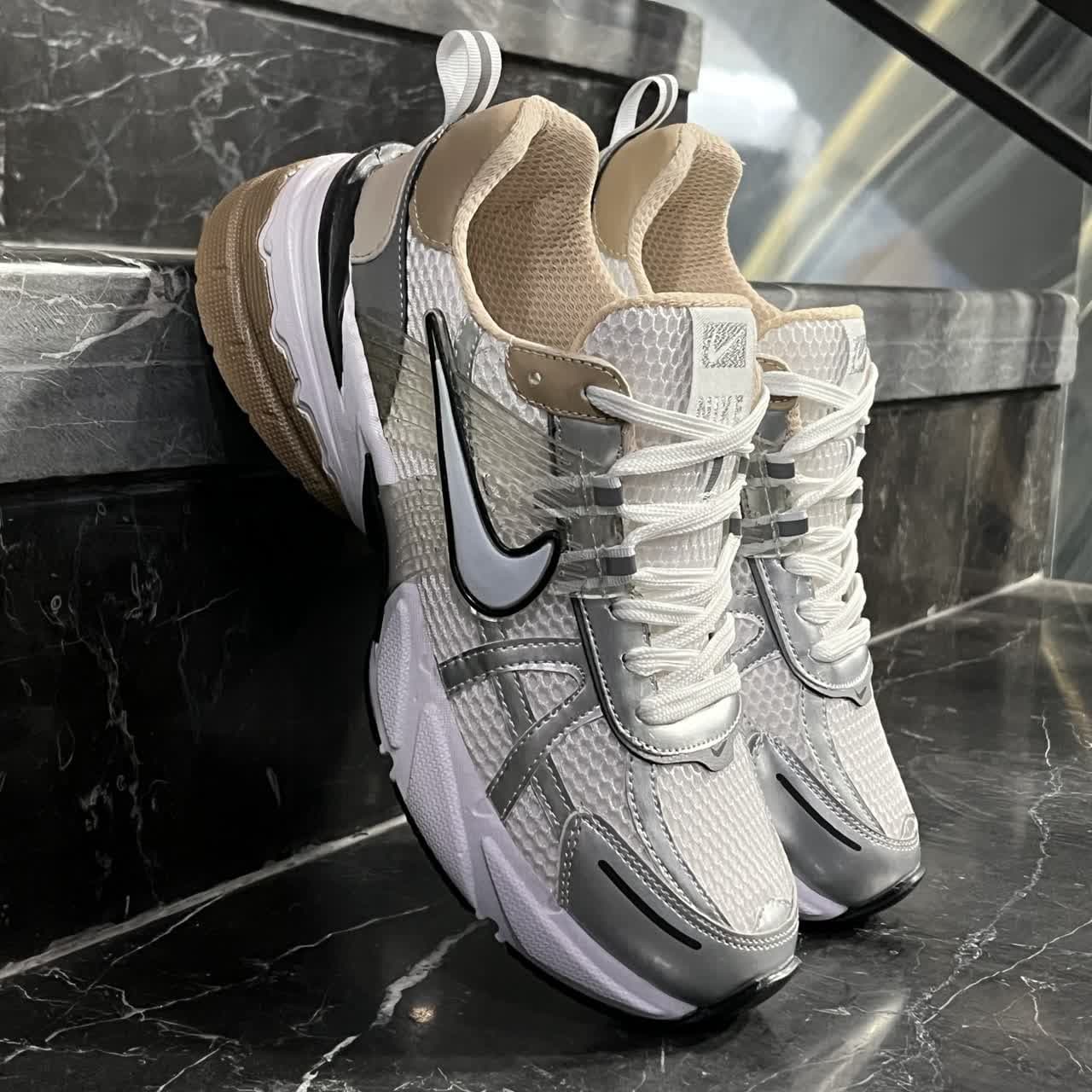 کتانی زنانه رانینگ نایک V2K سفید قهوه ای NIKE V2K