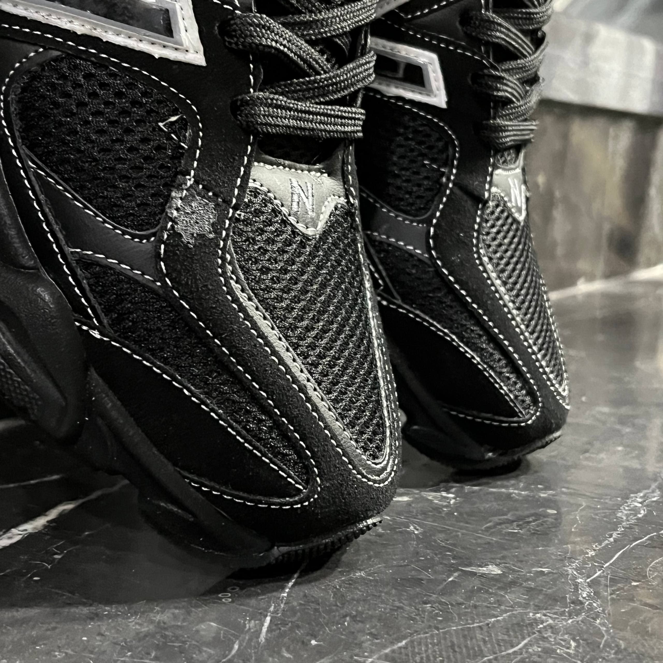 کفش کتانی مردانه نیوبالانس 9060 مشکی تمام دور دوخت سفید New Balance 9060
