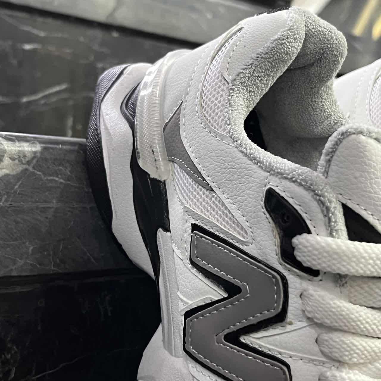 کفش کتانی مردانه نیوبالانس 9060 سفید طوسی مشکی New Balance 9060