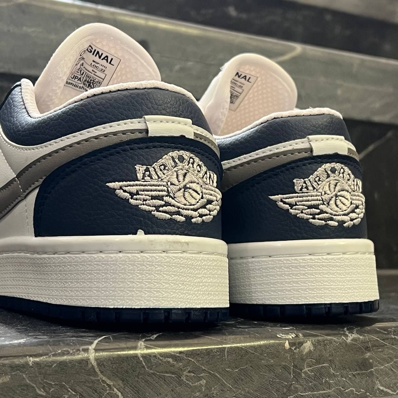 کفش کتانی زنانه نایک جردن 1 سفید سرمه ای Nike Jordan 1