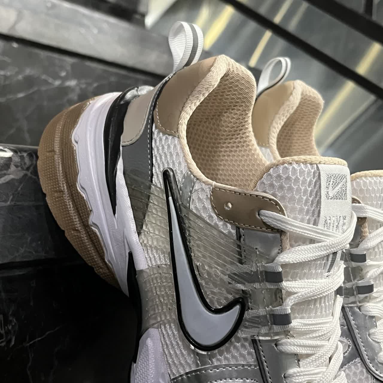 کتانی زنانه رانینگ نایک V2K سفید قهوه ای NIKE V2K