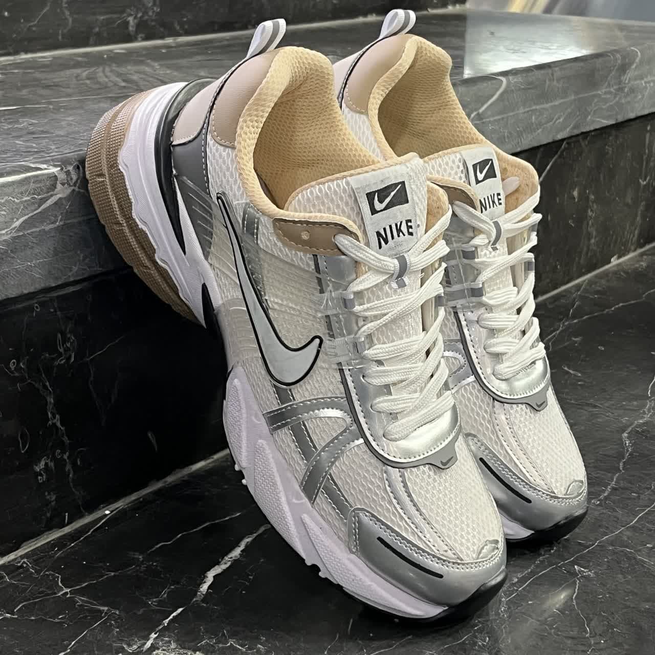 کفش کتانی مردانه رانینگ نایک V2k سفید قهوه ای NIKE V2K