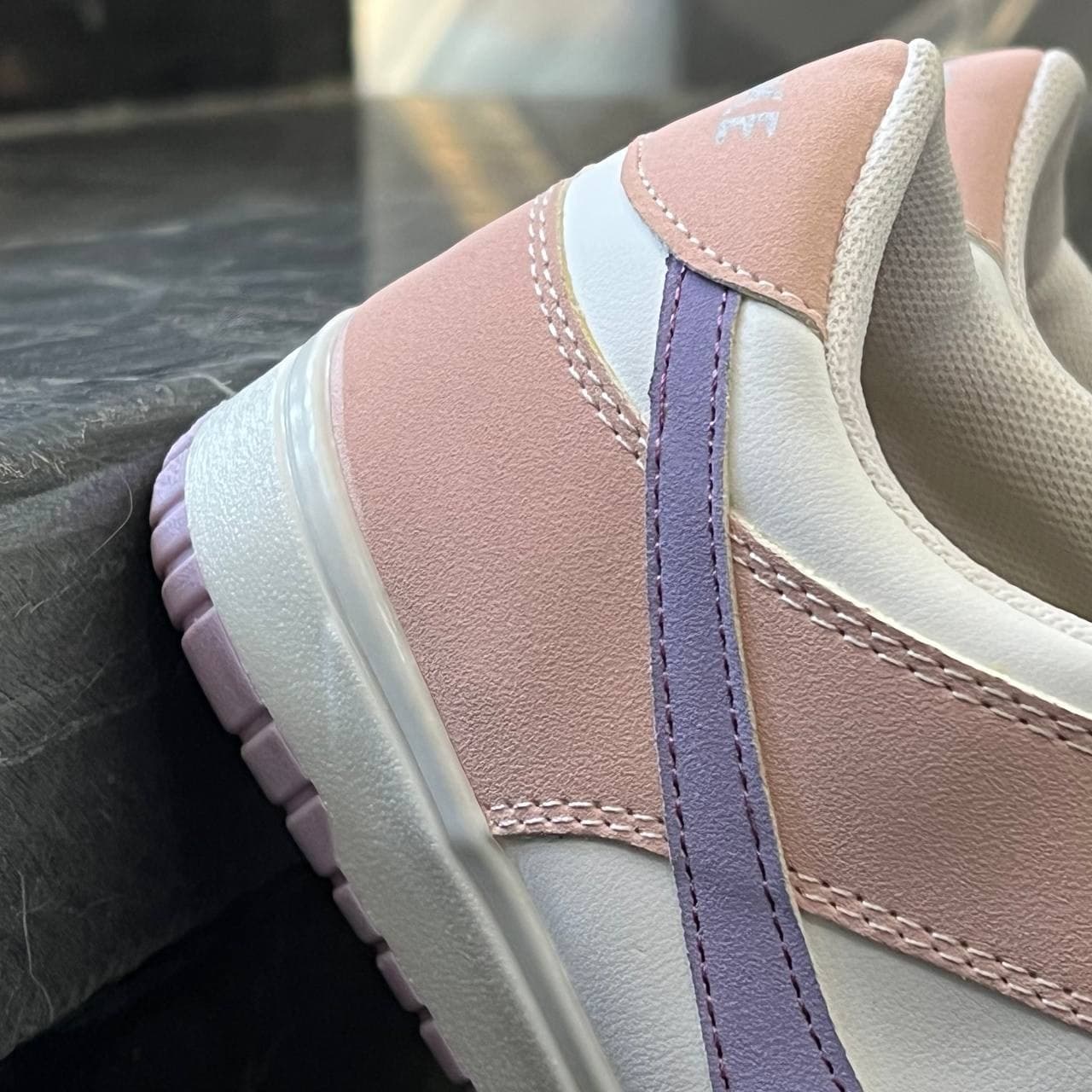 کفش کتانی زنانه نایک جردن 1 سفید صورتی تک سایز 37 حراجی Nike Jordan 1