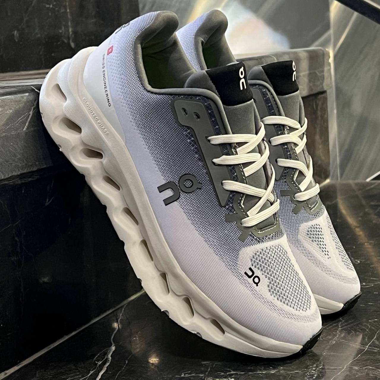 کفش کتانی مردانه آن رانینگ سفید طوسی Cloudmonster
