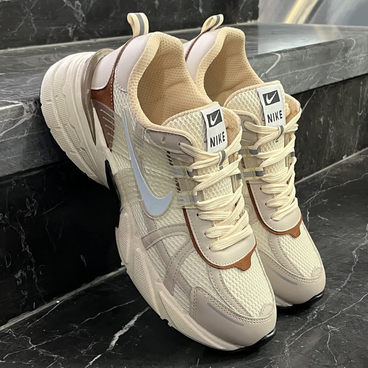 کفش کتانی مردانه رانینگ نایک V2k کرمی NIKE V2K