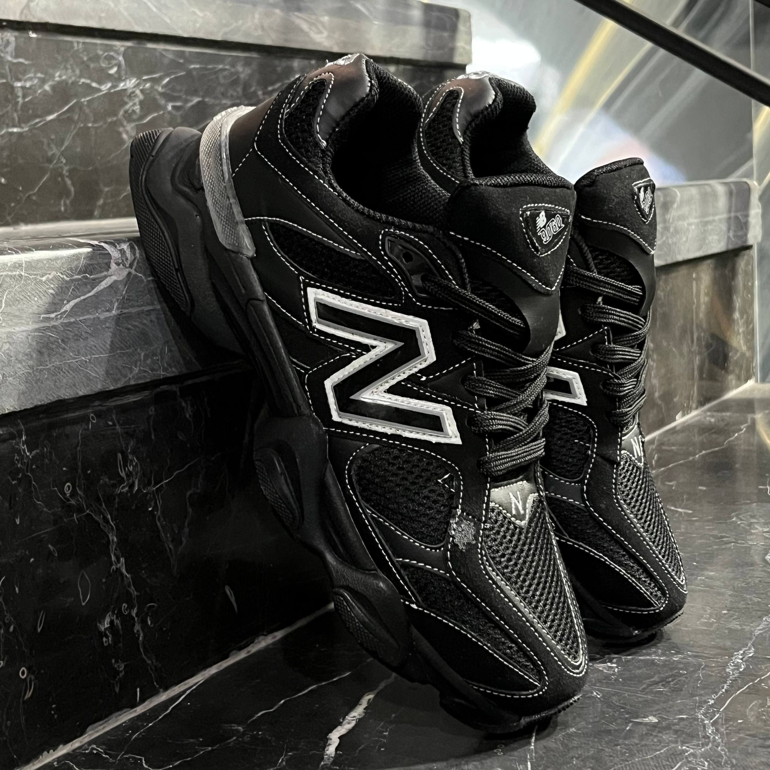 کفش کتانی مردانه نیوبالانس 9060 مشکی تمام دور دوخت سفید New Balance 9060