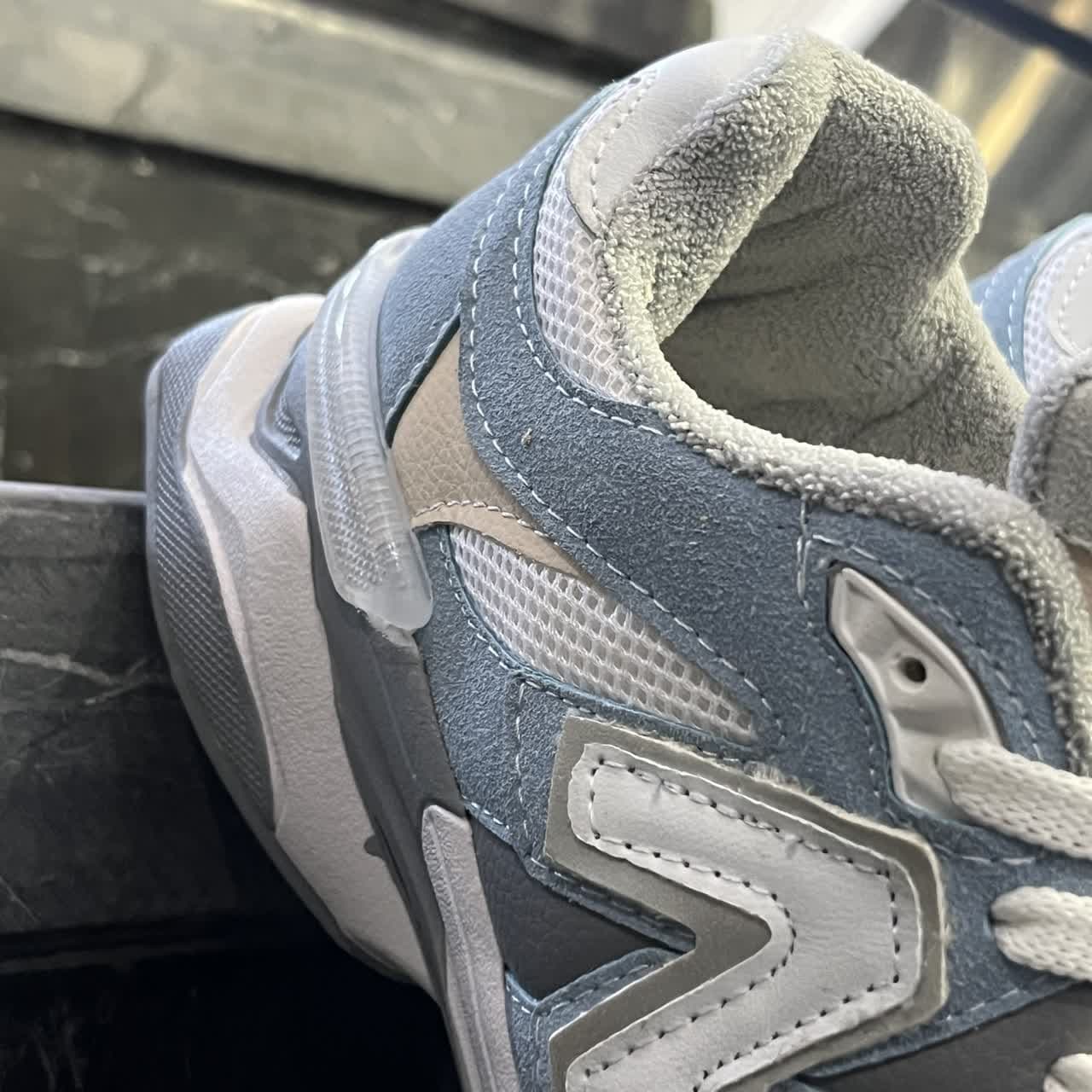 کفش کتانی مردانه نیوبالانس 9060 آبی سفید کرمی New Balance 9060