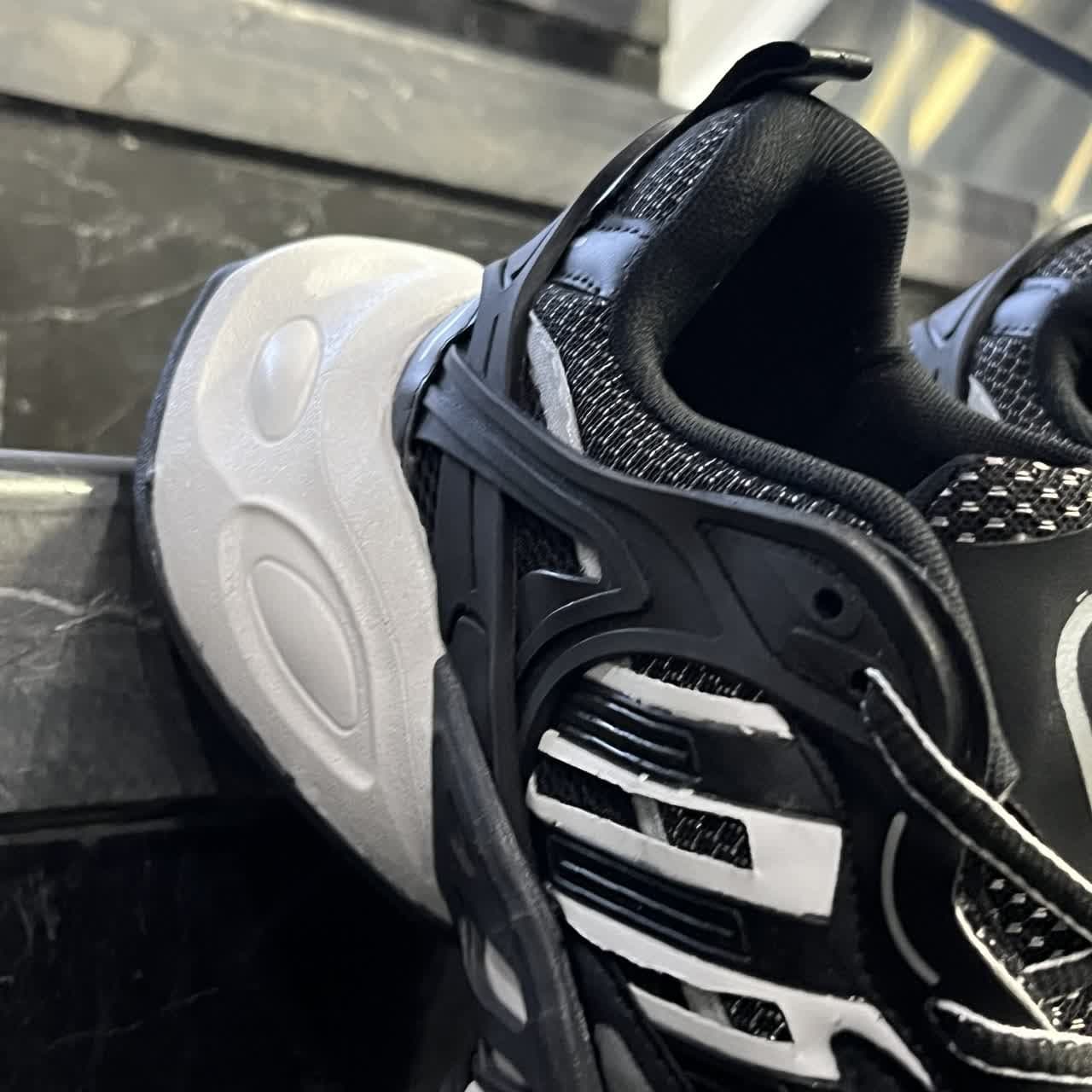کفش کتانی مردانه آدیداس دیلاکس مشکی Adidas Deluxe