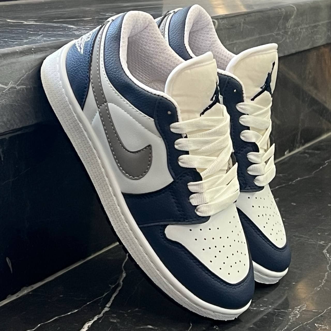 کفش کتانی زنانه نایک جردن 1 سفید سرمه ای Nike Jordan 1