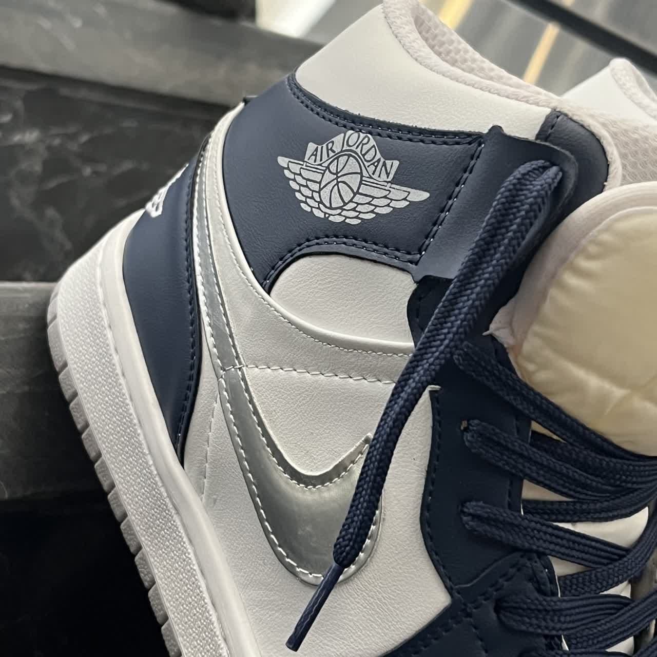 کفش کتانی مردانه نایک جردن 1 ساقدار سفید سرمه ای Nike Jordan 1