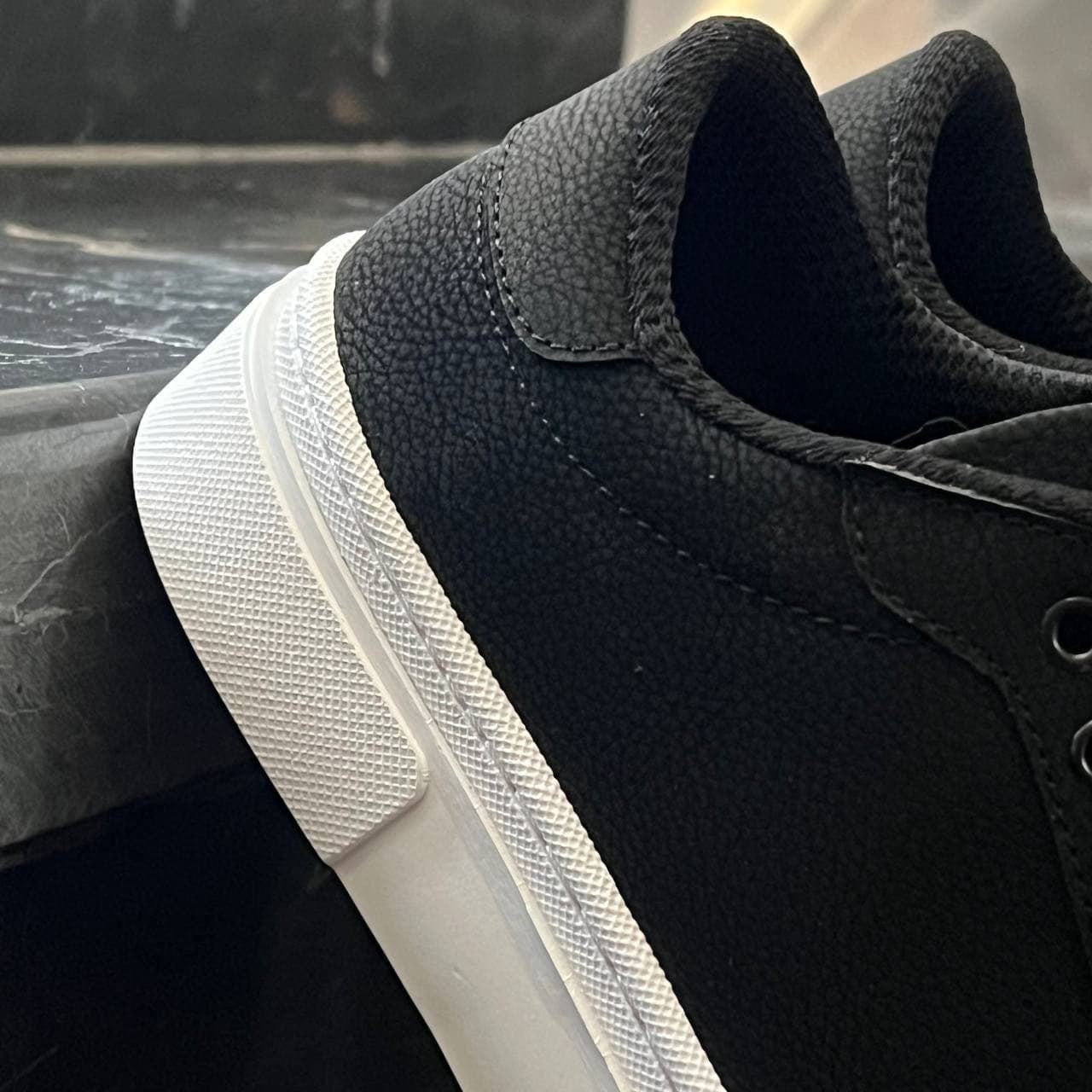 کفش کتانی مردانه ونس پل اند بیر مشکی سفید Vans Pull&Bear