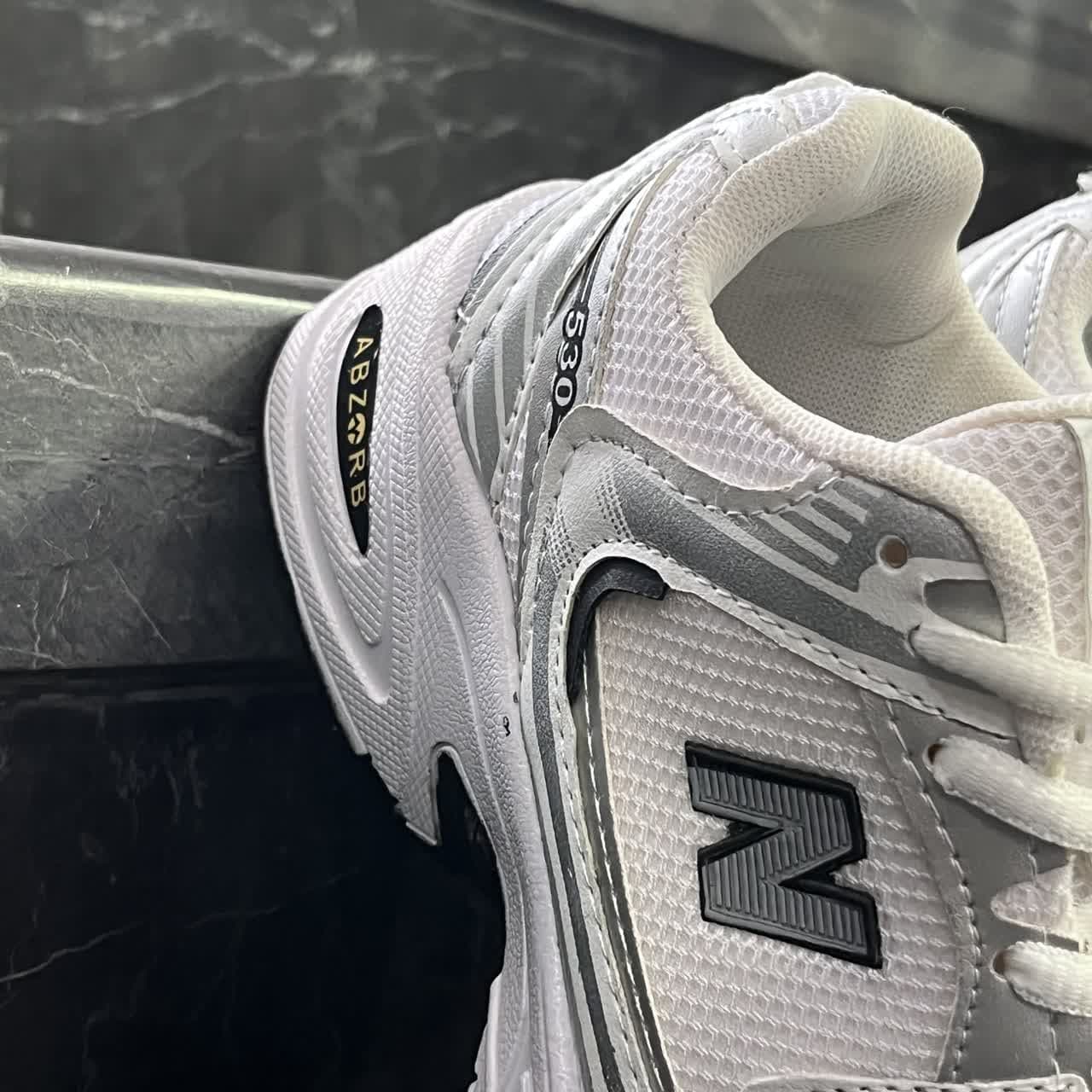کفش کتانی نیوبالانس 530 سفید نقره ای زنانه و مردانه NEW BALANCE 530