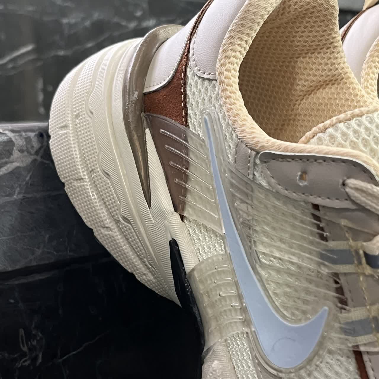 کفش کتانی مردانه رانینگ نایک V2k کرمی NIKE V2K