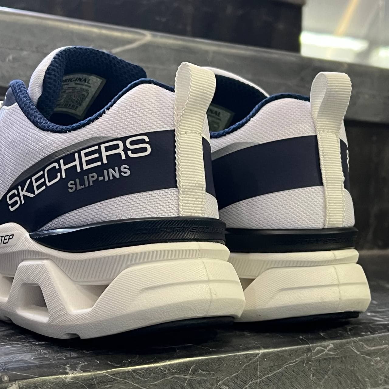 کفش کتانی مردانه اسکیچرز سفید سرمه ای SKECHERS