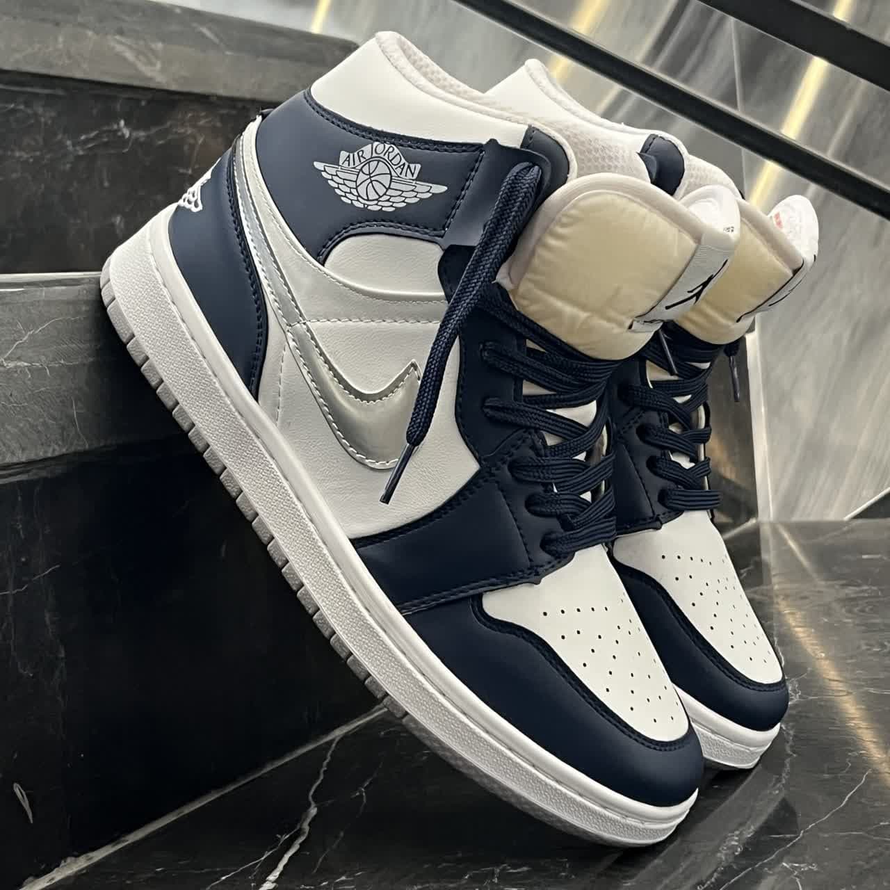 کفش کتانی مردانه نایک جردن 1 ساقدار سفید سرمه ای Nike Jordan 1