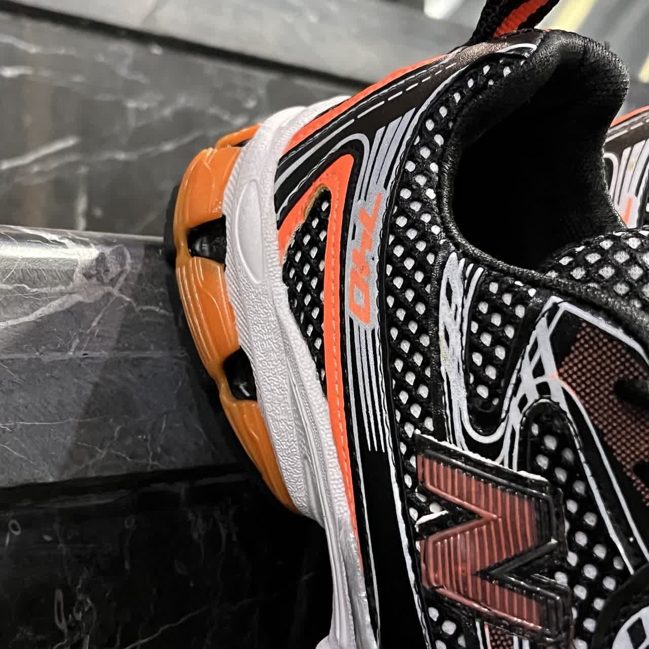 کفش کتانی مردانه نیوبالانس رانینگ مشکی نارنجی New Balance