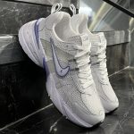 کتانی زنانه رانینگ نایک V2K سفید بنفش NIKE V2K