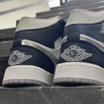 کفش کتانی مردانه نایک جردن 1 ساقدار سفید سرمه ای Nike Jordan 1 - تصویر 4