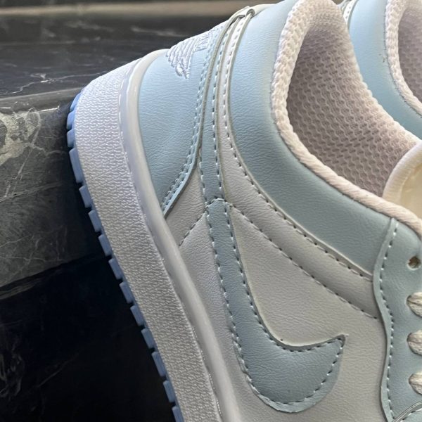 کفش کتانی زنانه نایک جردن 1 آبی یخی Nike Jordan 1 - تصویر 3