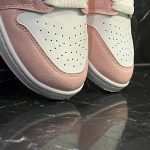 کفش کتانی زنانه نایک جردن 1 سفید صورتی Nike Jordan 1 - تصویر 4