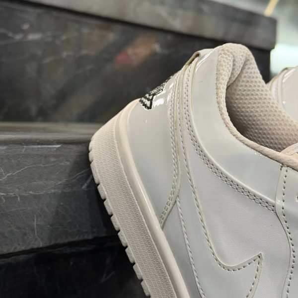 کفش کتانی مردانه نایک جردن 1 سفید تمام ورنی حراجی Nike Jordan 1 - تصویر 4