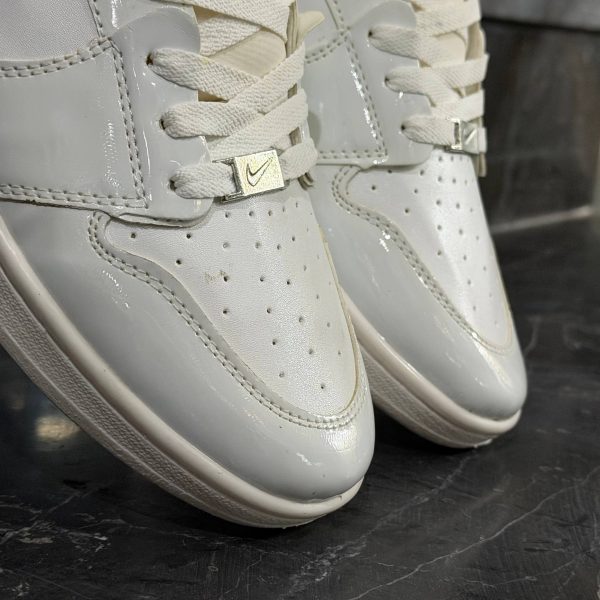 کفش کتانی مردانه نایک جردن 1 سفید تمام ورنی حراجی Nike Jordan 1 - تصویر 3