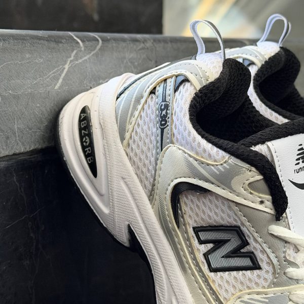 کفش کتانی نیوبالانس 530 سفید مشکی بچگانه NEW BALANCE 530 - تصویر 2