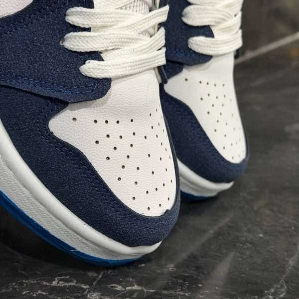 کفش کتانی زنانه نایک جردن 1 سفید سرمه ای Nike Jordan 1 - تصویر 2