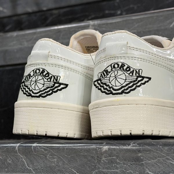 کفش کتانی مردانه نایک جردن 1 سفید تمام ورنی حراجی Nike Jordan 1 - تصویر 2