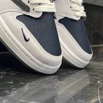 کتانی مردانه نایک ترویس سفید سرمه ای دیور Nike Travis - تصویر 2