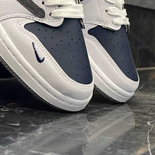 کتانی مردانه نایک ترویس سفید سرمه ای دیور Nike Travis - تصویر 2