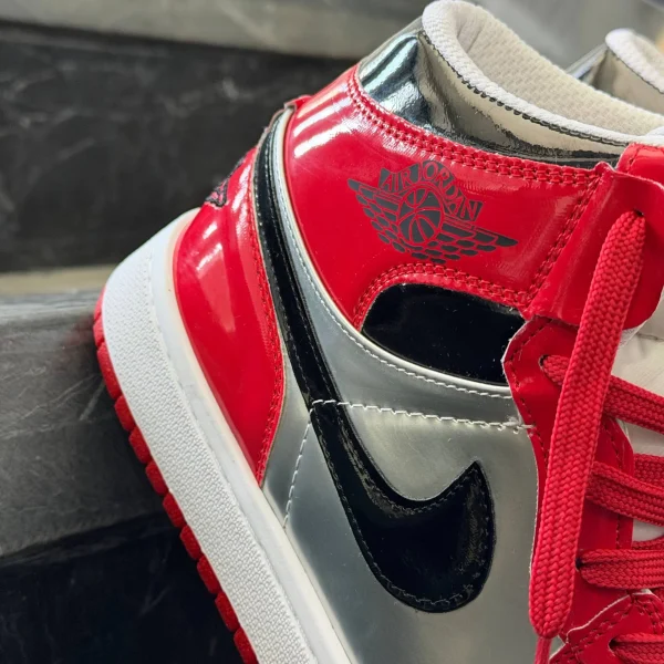 کفش کتانی مردانه نایک جردن 1 ساقدار قرمز نقره ای ورنی Nike Jordan 1 - تصویر 3