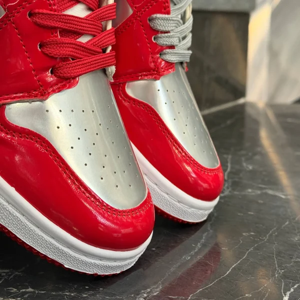کفش کتانی مردانه نایک جردن 1 ساقدار قرمز نقره ای ورنی Nike Jordan 1 - تصویر 2