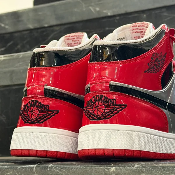 کفش کتانی مردانه نایک جردن 1 ساقدار قرمز نقره ای ورنی Nike Jordan 1 - تصویر 4